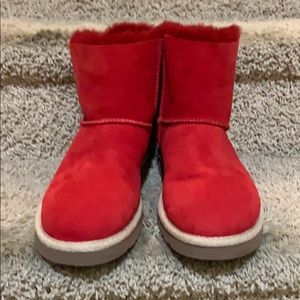 UGG color red and cream